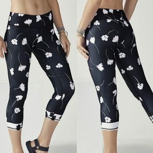 NWOT Fabletics Salar Capri Black Floral Sz Small